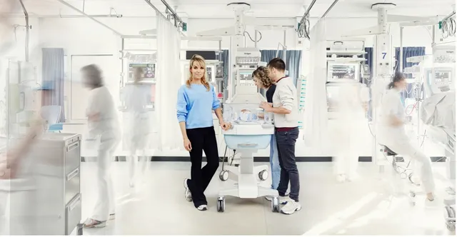 In het tweede seizoen van het EO-programma ‘Handen aan de couveuse’ volgt presentatrice Anne-Mar Zwart in zes afleveringen ouders van kinderen die veel te vroeg geboren zijn of kort na de geboorte ernstig ziek werden. Hoe blijven de jonge ouders overeind terwijl het leven van hun pasgeboren baby op het spel staat?.