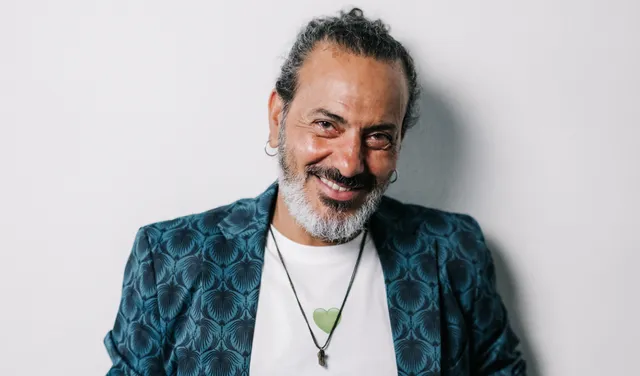 EO-presentator Kefah Allush is van nature verlegen en onaardig, vind hijzelf. Hij vindt het moeilijk om contact te maken, maar wordt er wel heel gelukkig van.