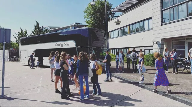 Het is meer dan 30 jaar geleden dat Kirsten Riepma-Heusinkveld zelf als tiener naar de EO-Jongerendag ging. Inmiddels regelt ze elk jaar een grote dubbeldekker die vanuit Houten naar het evenement rijdt. Elk jaar gaan er zo’n 70 tot 80 jongeren met de bus. “Ik denk dat die beleving ontzettend leuk is.”.