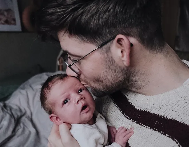 Bas Derks (30) is vader van twee: Pip (2) en Wies (0). En dat is een grotere levensverandering dan hij ooit voor mogelijk hield. Daarover schrijft hij bloedeerlijke blogs.