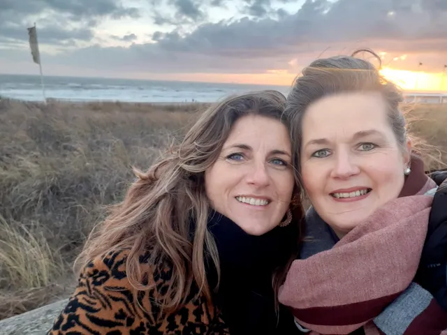 Vakantieliefdes zijn in de praktijk bijna nooit blijvend. Maar bij deze vrouwen hield de vriendschap of liefde wèl stand en werd de band zelfs sterker.