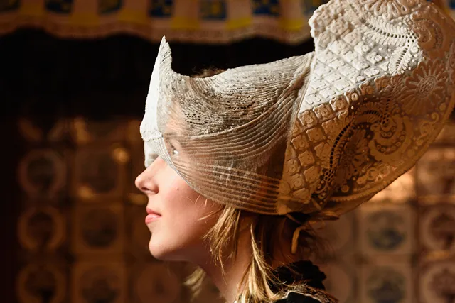 Gary Veerman in Volendamse klederdracht over haar boek dat over de cafébrand dat 1 januari 14 levens eiste van mensen die daar waren.