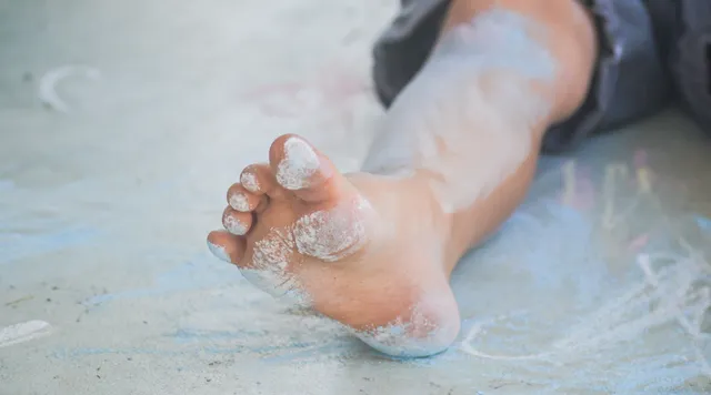 Kindervoetje met stoepkrijt: waarom kinderen moeten spelen.