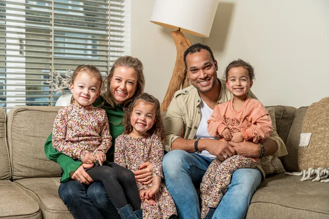 Kevin en Nicole zijn ouders van drie prachtige meisjes: Ivy, Nova en Mae. Het stel heeft hun leven met een drieling al aardig op de rit. Structuur is voor Nicole enorm belangrijk. Hier vind je hun belevenissen in Meer dan verwacht voor de komende week.