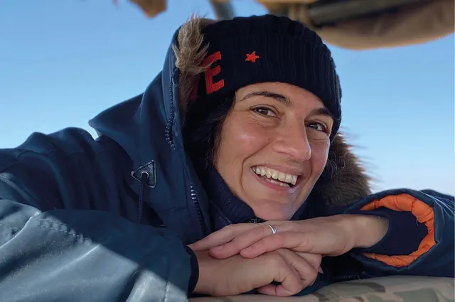 Op de foto staat Margje Fikse, tijdens het draaien voor oases met Kefah. In Jordaniepresentator van de talkshow Op1, maar ook 'Dit is de kwestie', 'Dit is de middag', podcasts en radioprogramma's. Aan Eva vertelt ze hoe ze schakelt tussen twee drukke werelden.