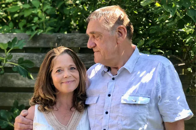 Elbrich staat samen met haar vader op de foto in de tuin, haar vader kijkt haar aan, Elbrich lacht naar de camera.