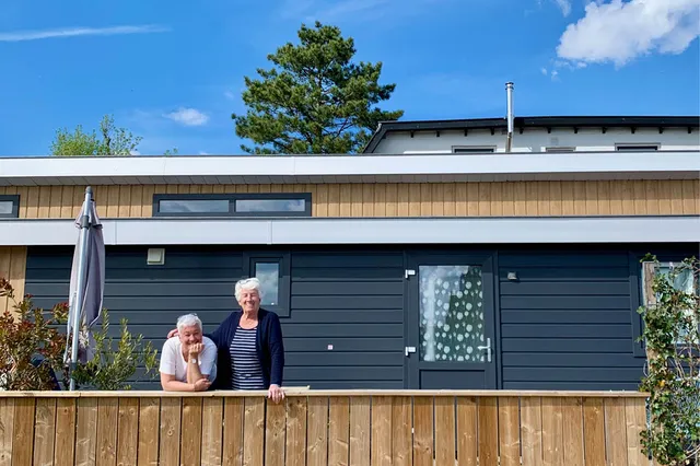 Op de foto staan Petra en Dit voor hun zorgwoning en huis. Dit heeft een arm om Petra heen geslagen.