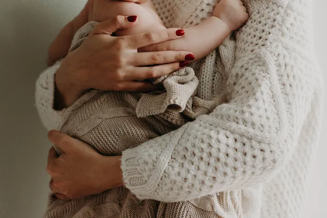 De armen van Yvonne en haar man zijn ongewild leeg gebleven. Dit bracht hen ertoe zich aan te melden voor pleegzorg. Ze 'vieren' voor het eerst Moederdag.