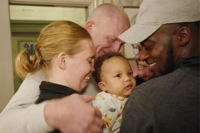 Een groepsknuffel tussen vader, dochter en kleindochter in Het Familiediner.
