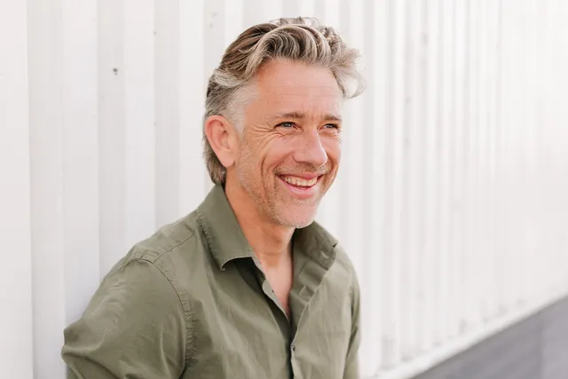 Acteur Waldemar Torenstra probeert elke dag veel te lachen en zich naar anderen -zonder oordeel- open te stellen. ‘Je hebt als mens soms net dat zetje nodig.’.