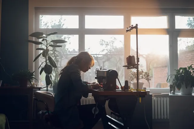 Reina nam afscheid van de vervuilende kledingindustrie en maakt nu duurzame slow fashion.