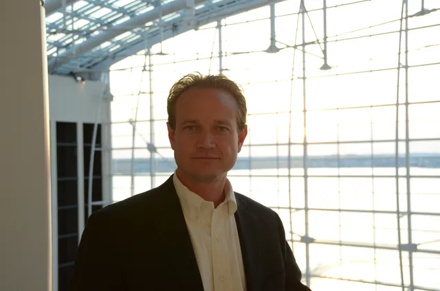 Shawn Kohl (directeur van IJM) staat op de foto en vertelt in het artikel over moderne slavernij in Europa en vooral Roemenië.