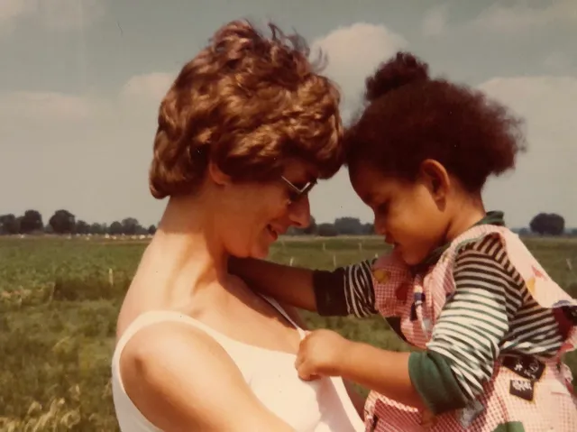 Niet elke moeder is een biologische moeder. Soms kan een oma, tante of pleegouder een moeder voor je zijn. Drie vrouwen vertellen wie voor hen als moeder was.