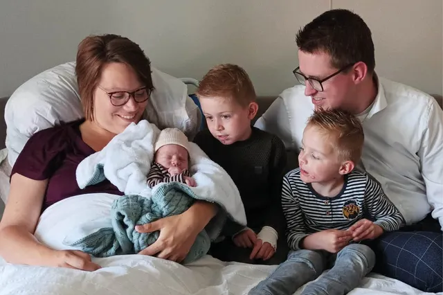 Ariëtte met haar gezin. Haar drie zoontjes hebben de 'vlinderziekte' en haar man ook. Ze zitten met z'n vijven op bed en kijken vertederd naar hun kleine broertje en zoontje.