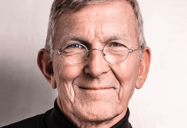 Tomas Sjödin is voorganger, voorlezer en auteur en woont in Säve bij Göteborg. In Nederland is hij bekend als schrijver van boeken over rust en stilte. Onlangs verscheen zijn derde boek Het geluid van de stilte. Voor Eva schrijft hij columns.