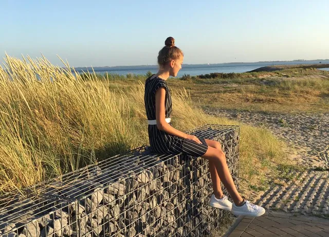 Joanne, de dochter van Tonja Boogaard (42), heeft vanaf haar geboorte eetproblemen. Haar jeugd staat in het teken van opnamen in ziekenhuis en kliniek. Na dertien jaar van het kastje naar de muur te zijn gestuurd, krijgt Joanne in 2017 de diagnose ARFID. Momenteel wordt zij behandeld bij SeysCentra, een kliniek met expertise op het gebied van ARFID.