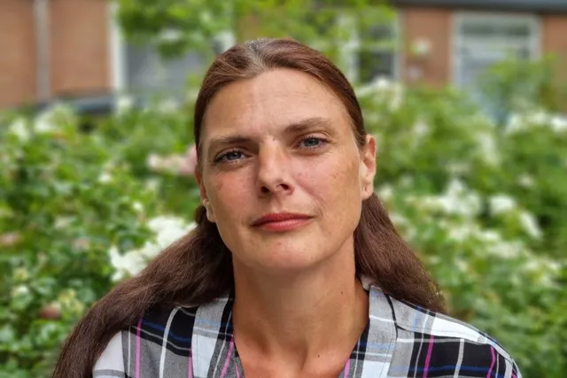 Angelique, vrouw van middelbare leeftijd is te zien op de foto. Ze lijdt aan pleinvrees en vertelt dat ze een half jaar de deur niet uit kwam. Door een onverwachte confrontatie met trauma uit haar verleden durfde ze de straat niet meer op.