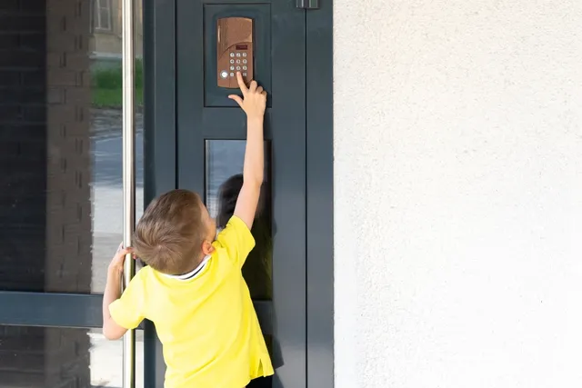 Jongen bij de voordeur.