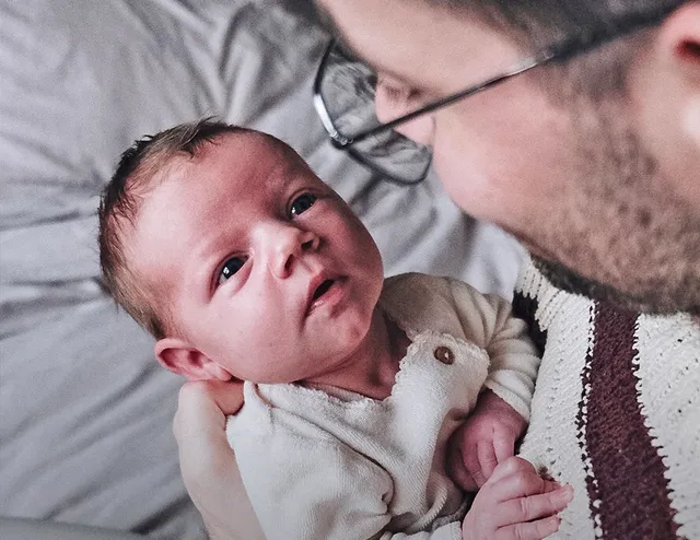 Bas Derks (30) is vader van twee: Pip (2) en Wies (0). En dat is een grotere levensverandering dan hij ooit voor mogelijk hield. Daarover schrijft hij bloedeerlijke blogs.