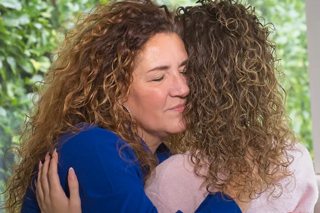 Jeannette Coppoolse en haar dochter. De een is introvert, de ander niet.