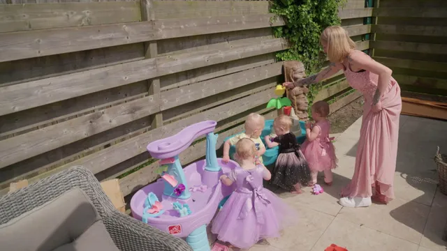 Een update van de jonge drielinggezinnen: Tatiana met haar dochters Faith, Charity en Hope, Nicole en Kevin met hun dochters Ivy, Mae en Nova, Mieke en Nick met hun zonen Twan, Levi en Mats en Carlo en Fahishta met hun kindjes Joah, Justice en Naila.