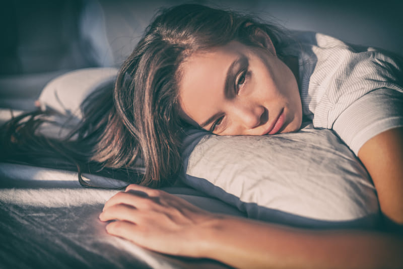 Dit zijn de symptomen van een winterdepressie (en tips hoe daarmee om te gaan)