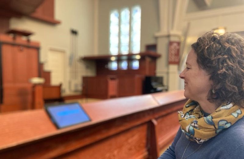 Liesbeth (45) is doof en voelde zich eenzaam in de kerk