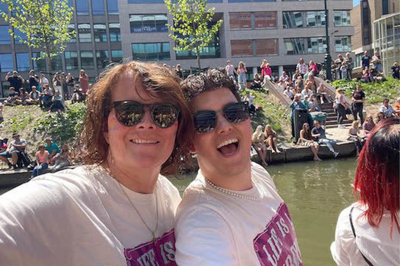Margreet ging met haar zoon mee op de Pride-boot in Utrecht: ‘Mijn aanwezigheid betekende veel voor hem’