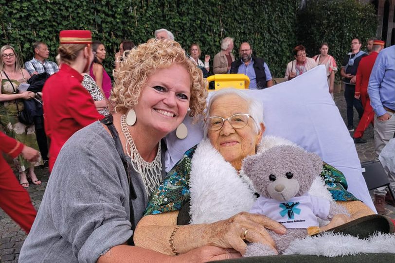De Wensambulance bracht de 93-jarige Truus naar André Rieu: ‘Ze had haar mooiste operajurk uitgezocht’
