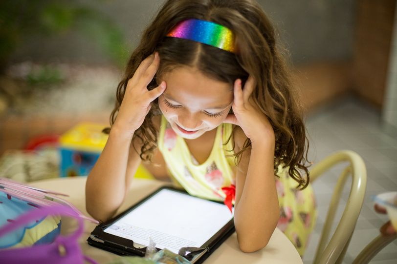 Zo leer je je kind gezond schermgebruik: 3 slimme voorbeelden van andere ouders