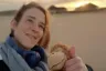 Ellen op het strand met een knuffel in haar hand en koptelefoon om haar nek waar ze aan Eva vertelt over haar dochter die euthanasie kreeg