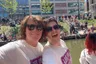 Margreet met haar zoon op de Pride in Utrecht. Ze hebben een zonnebril op en lachen breeduit in de camera.