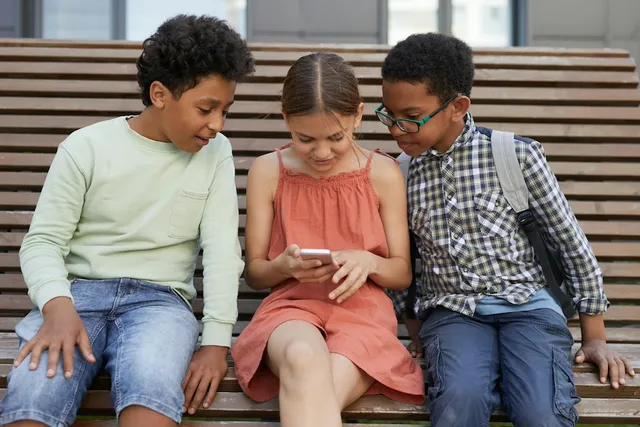 Geen smartphone onder de 14 jaar: ouders sluiten zich massaal aan bij nieuw initiatief.