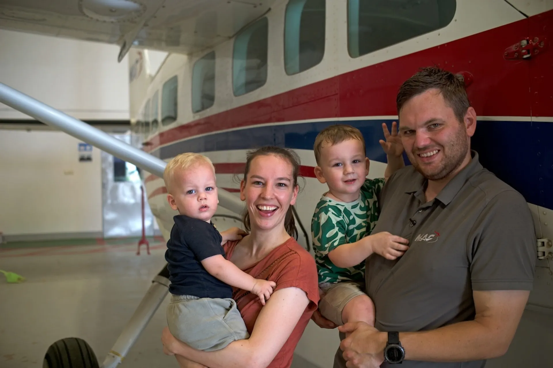 Katta dumba bilan qizlar video