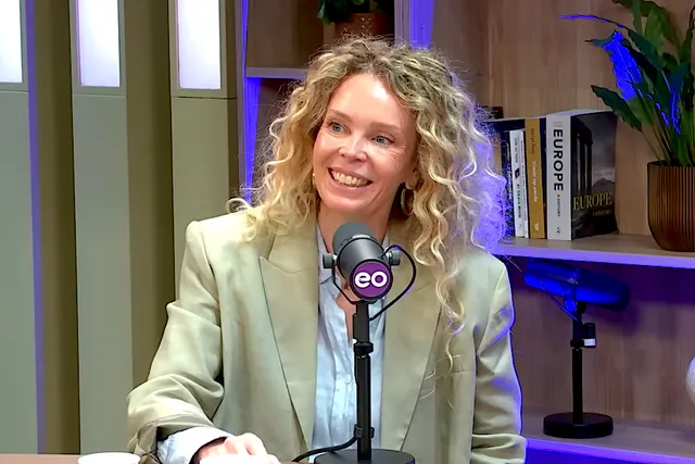 De vrouwenstrijd. Zo had schrijver Roxane van Iperen het tien jaar geleden niet genoemd, “maar vandaag durf ik het gewoon weer de vrouwenstrijd te noemen.” In De Ongelooflijke Podcast spreekt ze zich uit hoe Nederland niet is ingericht voor werken én zorgen.