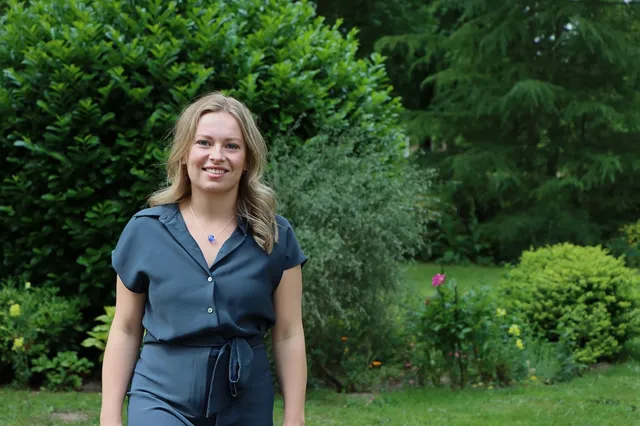 Ilja (28) liet zich omscholen tot uitvaartbegeleider: ‘Ik herinner mezelf eraan dat het niet míj́n verdriet is’.